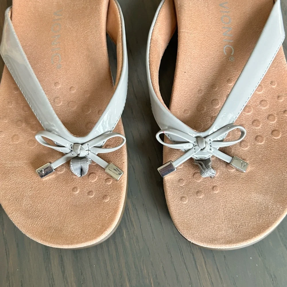 Vionic flip flops - Picture 3 of 3